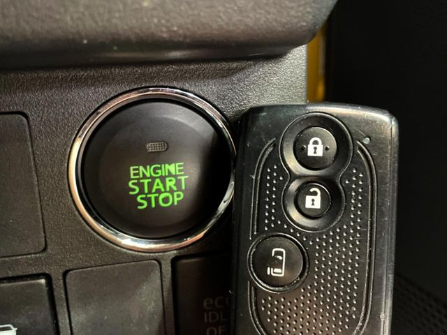 【キーフリーシステム】カバンやポケットに入れたままでもドアの施錠・解錠が可能なスマートキーを装備。エンジンのオン・オフ時もカギを取り出す必要が無いからとっても便利です♪