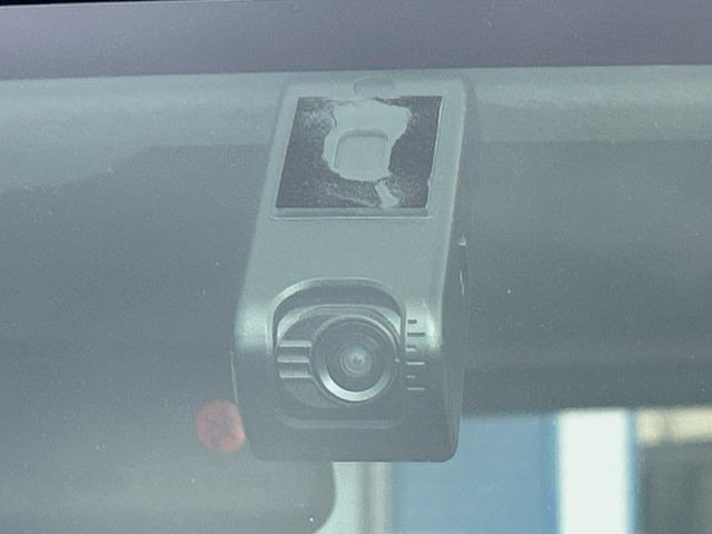 【ドライブレコーダー】安心・安全なカーライフに必須のドライブレコーダーを装備!走行中はもちろん、あおり運転や事故に遭遇した際の状況も映像で記録し、万一のリスクに備えます。