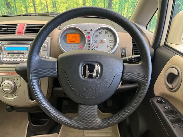 インテリアに合わせたデザインのステアリングは、運転される方のことも考え、運転しやすい形状、大きさです。是非一度、実際に触ってお確かめください。