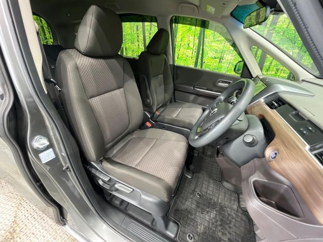 運転席シート廻りは使用感も少なく、良好な状態となっています。丁寧に使われていたことがよくわかりますね。