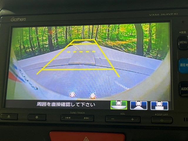 【バックカメラ】駐車時に後方がリアルタイム映像で確認できます。大型商業施設や立体駐車場での駐車時や、夜間のバック時に大活躍!運転スキルに関わらず、今や必須となった装備のひとつです!