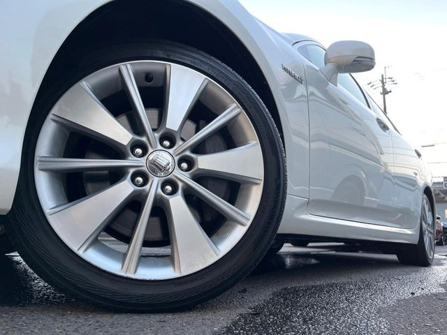 【純正18インチアルミホイール】外観にマッチした純正アルミホイールを装着しております。各種社外アルミホイールや、スタッドレスタイヤも取扱いしております。是非ご相談ください♪