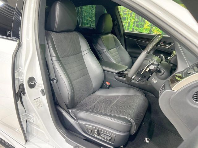 【黒革シート】上質な本革を使用し、高級感あふれる黒革シート。常に体に触れる部分だから、座り心地の良さにはこだわりたいですね♪汚れの付着や劣化を抑制する内装コーティング施工もおススメですよ♪