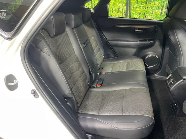 後部座席も気になるようなキズ・汚れやへたり等、大きなダメージはなく、良好な状態です。