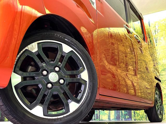 【純正15インチアルミホイール】外観にマッチした純正アルミホイールを装着しております。各種社外アルミホイールや、スタッドレスタイヤも取扱いしております。是非ご相談ください♪