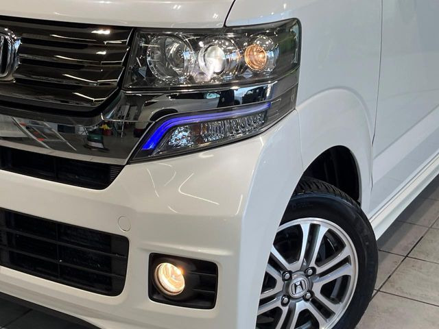 【HIDヘッドライト】非常に明るく前方を照らしてくれるので、悪天候や夜間の走行時も視界良好で安心してお乗りいただけます。