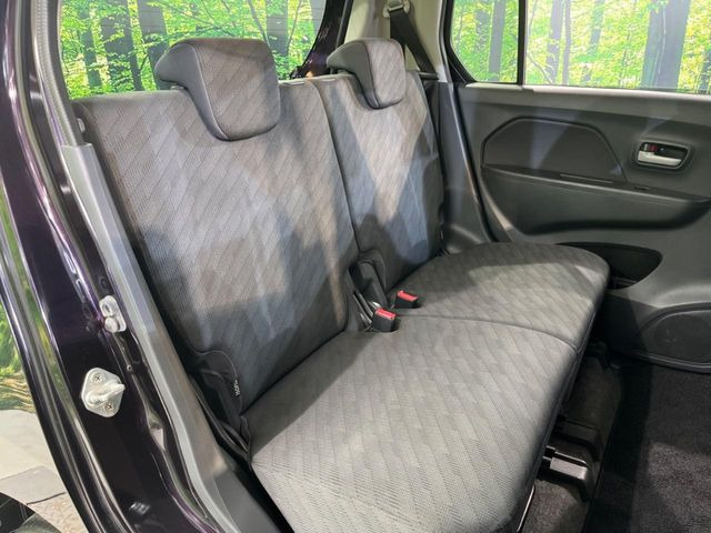 後部座席も気になるようなキズ・汚れやへたり等、大きなダメージはなく、良好な状態です。