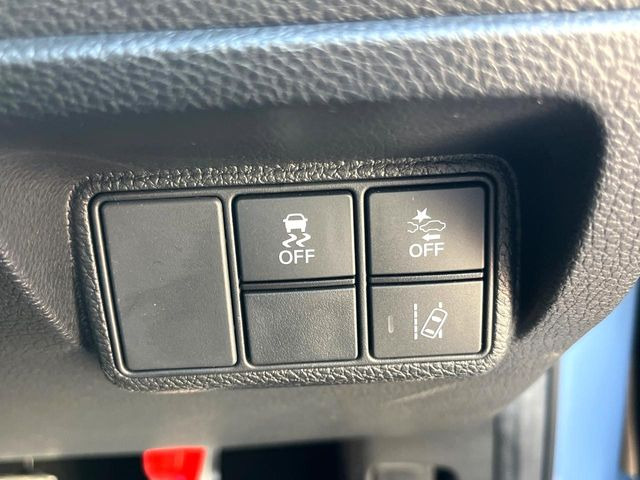 【ホンダセンシング】走行中に前方の車両等を認識し、衝突しそうな時は警報とブレーキで衝突回避と被害軽減をアシスト。より安全にドライブをお楽しみいただけます。