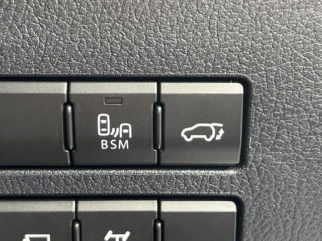 【パワーバックドア】スマートキーや運転席のボタンを押すだけでリアゲートが自動で開閉します!荷物を持っている時や、高い位置にあるバックドアを閉める際に便利な機能です♪