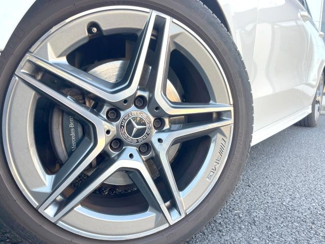 ●純正18インチアルミホイール:輸入車ならではの卓越した走りを支えるホイールと足回りです!日本車の走りに慣れている方にもぜひ体感して頂きたいほど、高いレベルでまとまっています!