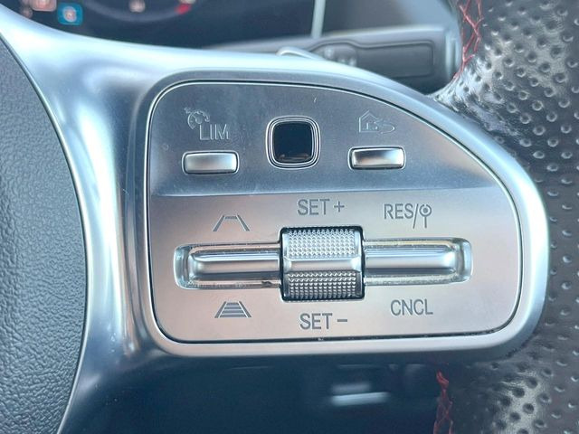 ●ディストロニックプラス:都市、郊外、高速道路などの走行時に、ステレオマルチパーパスカメラとレーダーセンサーにより、前走車を認識して速度に応じた車間距離を維持する次世代のクルコン!