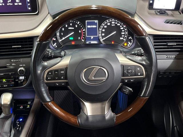 【ウッドコンビステアリング】高級感ある木目調パーツを採用した手に良く馴染むコンビハンドル。運転席廻りの雰囲気も一気に豪華になります!