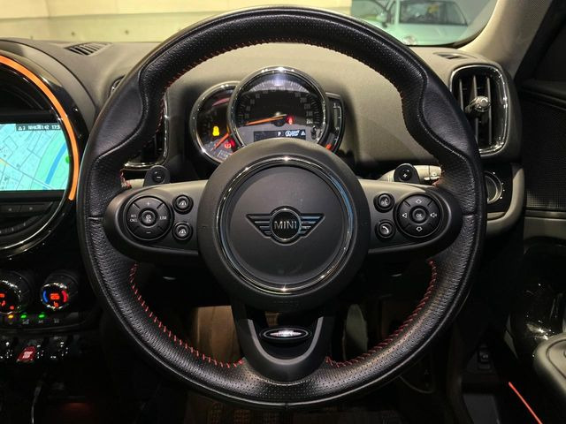 ●マルチファンクションステアリング:ハンドルの左右のボタンでオーディオの選択や音量の調節が可能です。ハンドルから手を放さず操作できるので安心ですね♪