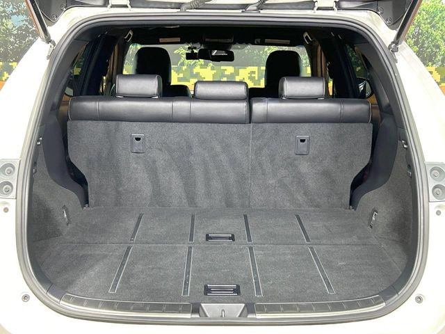 積み下ろしのしやすいデッキにはたっぷりと荷物を積み込んでいただけます。遊びから仕事まで、様々なシーンで頼れます♪