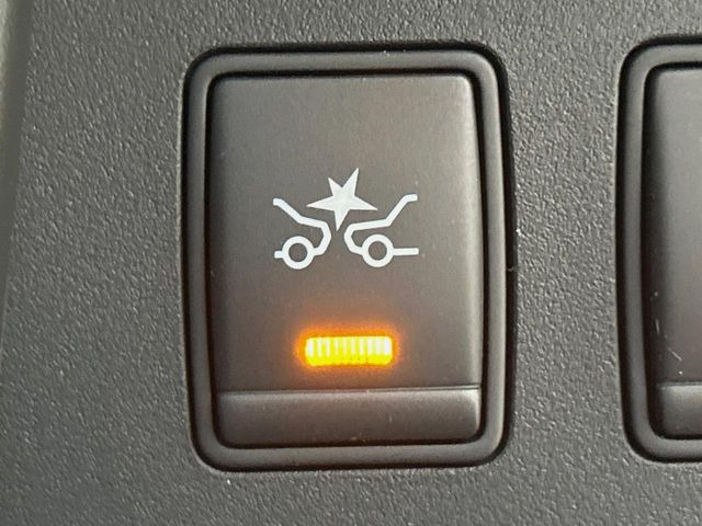 �y�G�}�[�W�F���V�[�u���[�L�z���s���ɑO���̎ԗ�����F�����A�Փ˂������Ȏ��͌x��ƃu���[�L�ŏՓˉ���Ɣ�Q�y�����A�V�X�g�B�����S�Ƀh���C�u�����y���݂��������܂��B