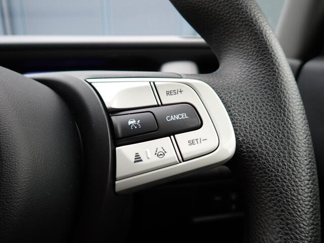 �y�N���[�Y�R���g���[���z�������H�ł̒��������s���y�Ɂ�A�N�Z���y�_���𓥂܂��Ɏԑ������ɕۂ��Ƃ��\�ł��B�O���̎ԗ������m���ĎԊԂ�ۂ悤�ɑ��x���߂��Ă���܂�!!