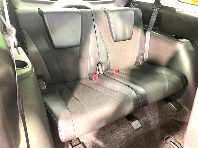 3列目シートはもちろん状態良好☆大人でもゆったりと座って頂けますので、大人数でのお出かけもラクラクです♪ご家族で、気の知れた仲間で、ドライブに行くのが楽しみですね♪