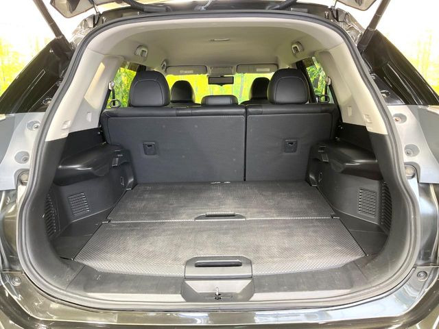 後席を格納すると、これだけの広さが!シーンに合わせたシートアレンジで、大きな荷物も積むことが出来ます♪