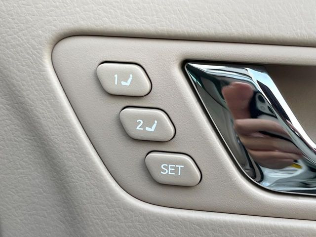 【メモリー機能付きパワーシート】ドライバーごとに設定したシート位置を記憶して、ボタン一つで切り替えできる便利な機能!運転する方が複数名いらっしゃるご家庭におすすめです♪