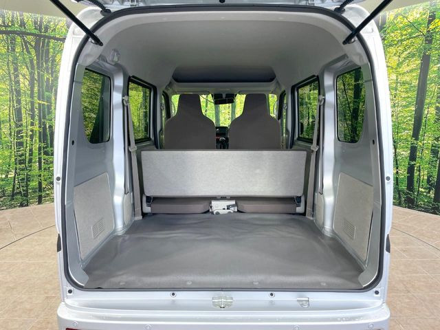 ���i�̂���������ʋ΁A���}���ɏ\���ȉ׎��X�y�[�X���m�ۂ��Ă���܂��B�Z�J���h�V�[�g��|���ƁA�傫�ȉו��̐ύڂ��\�ł���