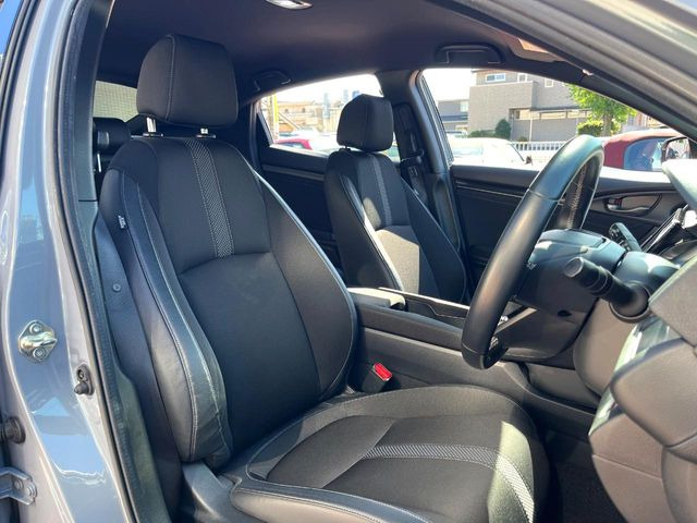 【ハーフレザーシート】高級感と座り心地を両立した人気のシート♪背面・座面のファブリック素材は、通気性の良さや滑りにくさに優れています。気温や服装に左右されず快適にお乗りいただけます。