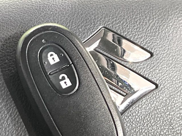 【キーレススタートシステム】カバンやポケットに入れたままでもドアの施錠・解錠が可能なスマートキーを装備。エンジンのオン・オフ時もカギを取り出す必要が無いからとっても便利です♪