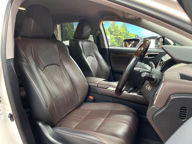 運転席シート廻りは使用感も少なく、良好な状態となっています。丁寧に使われていたことがよくわかりますね。