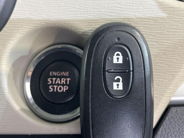 【キーレススタートシステム】カバンやポケットに入れたままでもドアの施錠・解錠が可能なスマートキーを装備。エンジンのオン・オフ時もカギを取り出す必要が無いからとっても便利です♪