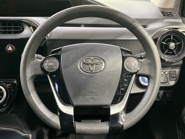 �C���e���A�ɍ��킹���f�U�C���̃X�e�A�����O�́A�^�]�������̂��Ƃ��l���A�^�]���₷���`��A�傫���ł��B�����x�A���ۂɐG���Ă��m���߂��������B