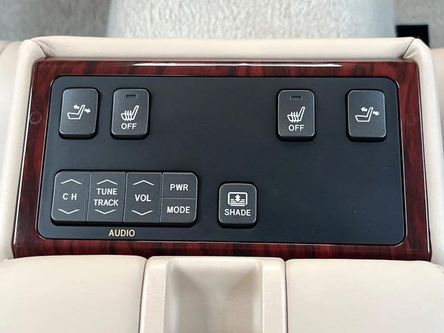 【リアオートエアコン】広い後部座席には必須の機能!風量や温度を自動で調整し前席と同様な車内環境にしてくれるリアオートエアコンを装備。夏の暑さも冬の寒さもストレスなく快適にお過ごしいただけます♪