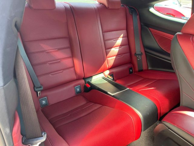 後部座席も気になるようなキズ・汚れやへたり等、大きなダメージはなく、良好な状態です。