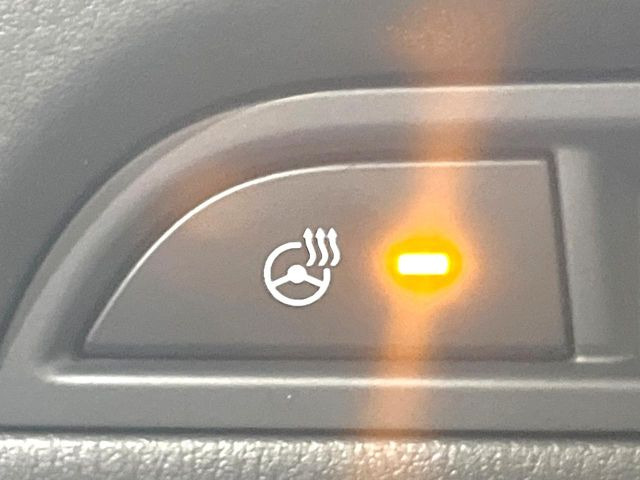 【ステアリングヒーター】冬場に冷たくなりやすい革巻きステアリングを、スイッチ一つで素早く適温に!エアコンよりも早く温まってくれるので、寒い日の運転も快適になりますね♪