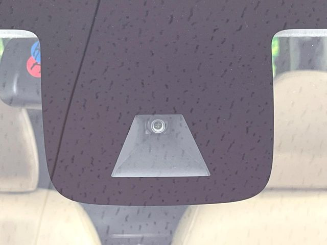 【エマージェンシーブレーキ】走行中に前方の車両等を認識し、衝突しそうな時は警報とブレーキで衝突回避と被害軽減をアシスト。より安全にドライブをお楽しみいただけます。