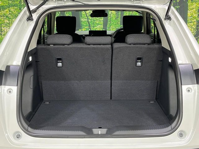 積み下ろしのしやすいデッキにはたっぷりと荷物を積み込んでいただけます。遊びから仕事まで、様々なシーンで頼れます♪