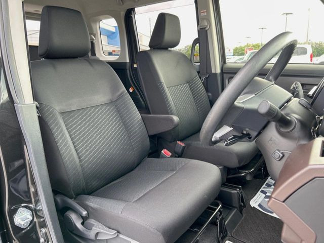 運転席シート廻りは使用感も少なく、良好な状態となっています。丁寧に使われていたことがよくわかりますね。