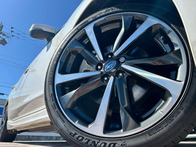 【純正18インチアルミホイール】外観にマッチした純正アルミホイールを装着しております。各種社外アルミホイールや、スタッドレスタイヤも取扱いしております。是非ご相談ください♪