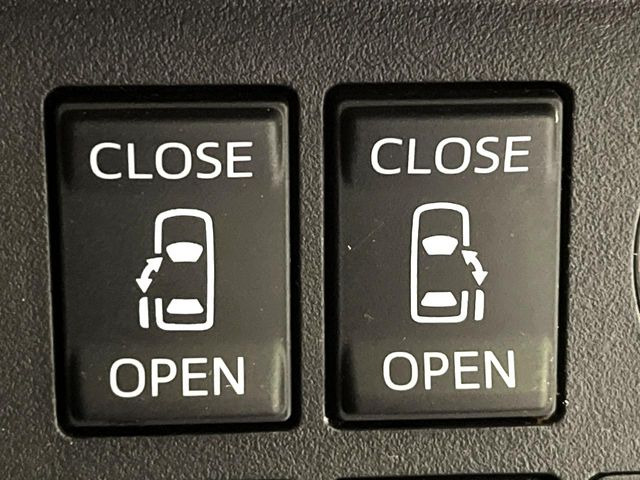 【両側パワースライドドア】スマートキーや運転席のスイッチで後席両側スライドドアの開閉が可能♪電動だから力を入れてドアを開ける必要が無く、小さなお子様でも簡単に開け閉めでき快適です♪