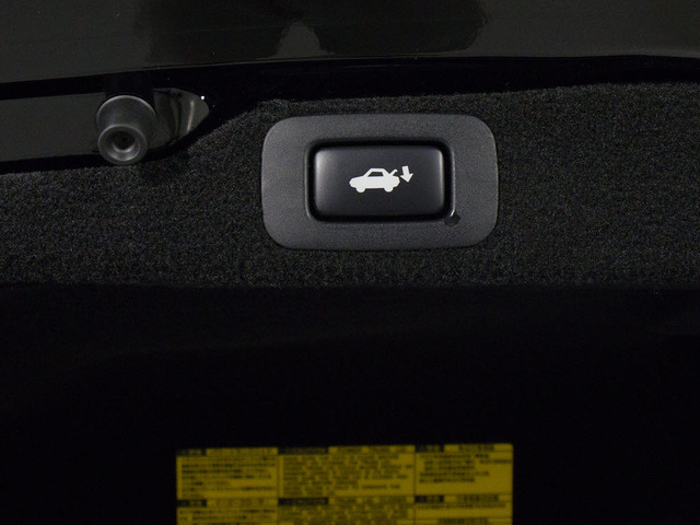 スイッチ操作でトランクリッドの自動開閉が行えます。電子キー本体のワイヤレス機能や運転席のスイッチからでもオープン操作が可能です!高級車ならではの快適装備です!!