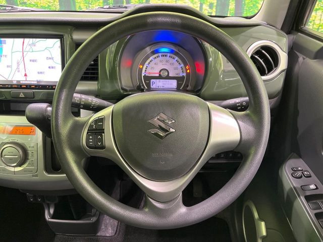 �C���e���A�ɍ��킹���f�U�C���̃X�e�A�����O�́A�^�]�������̂��Ƃ��l���A�^�]���₷���`��A�傫���ł��B�����x�A���ۂɐG���Ă��m���߂��������B