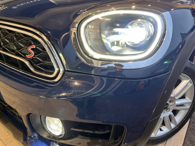 ●LEDヘッドライト:高寿命LEDヘッドライトで、安全運転を支える良好な視界を!