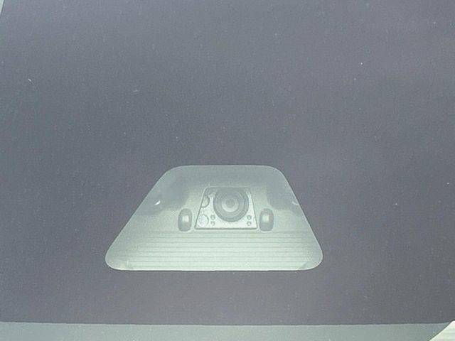 【スマートアシスト】走行中に前方の車両等を認識し、衝突しそうな時は警報とブレーキで衝突回避と被害軽減をアシスト。より安全にドライブをお楽しみいただけます。