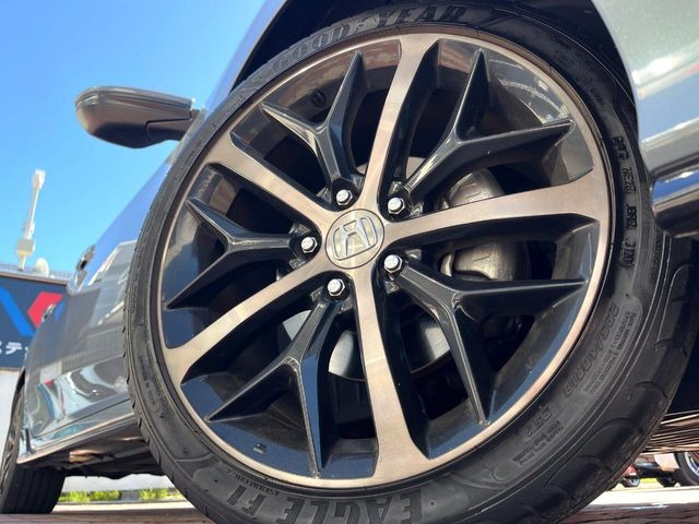 【純正18インチアルミホイール】外観にマッチした純正アルミホイールを装着しております。各種社外アルミホイールや、スタッドレスタイヤも取扱いしております。是非ご相談ください♪