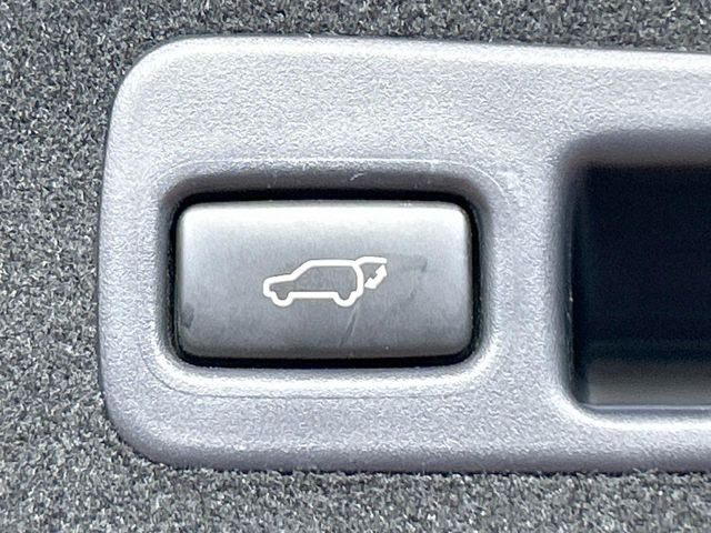 【パワーバックドア】スマートキーや運転席のボタンを押すだけでリアゲートが自動で開閉します!荷物を持っている時や、高い位置にあるバックドアを閉める際に便利な機能です♪