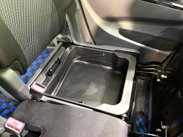 �y�V�[�g�A���_�[�{�b�N�X�z�V�[�g�̉��ɑ�e�ʂ̎��[�X�y�[�X��������Ă���A�C���ԃO�b�Y�ȂǁA�O���猩��ꂽ���Ȃ����̂�����������[�ł��ĕ֗�!