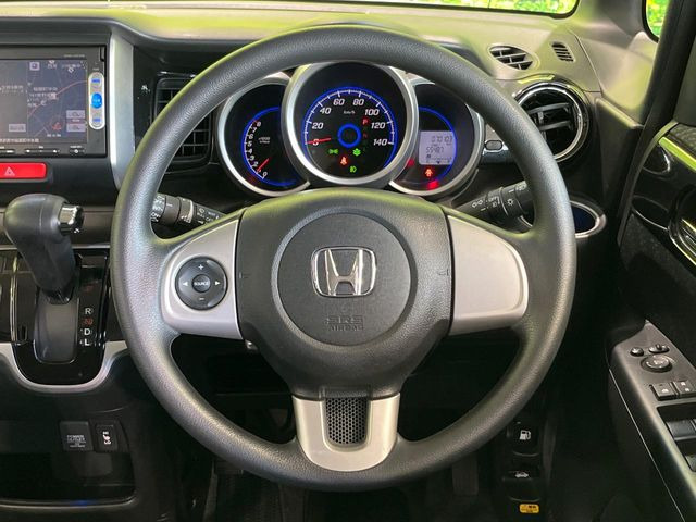 インテリアに合わせたデザインのステアリングは、運転される方のことも考え、運転しやすい形状、大きさです。是非一度、実際に触ってお確かめください。