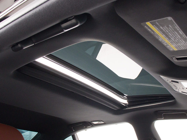 人気装備のサンルーフが付いています!上下チルトに前後スライド機能が付いていますので、様々なドライブシーンで活躍してくれます!!開放感ある車内空間は気持ちがいいですよ!是非体感してみて下さい!