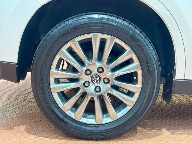 【純正18インチアルミホイール】外観にマッチした純正アルミホイールを装着しております。各種社外アルミホイールや、スタッドレスタイヤも取扱いしております。是非ご相談ください♪