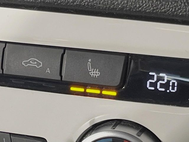 ●フロントシートヒーティング:運転席・助手席共に三段階で調節が可能なシートヒーターを装備しております。季節を問わず快適にご使用いただけます。