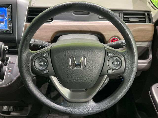 ステアリングも使用感が少なく、きれいな状態となっております♪