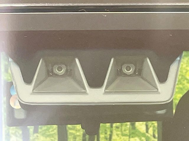 【スマートアシスト】走行中に前方の車両等を認識し、衝突しそうな時は警報とブレーキで衝突回避と被害軽減をアシスト。より安全にドライブをお楽しみいただけます。